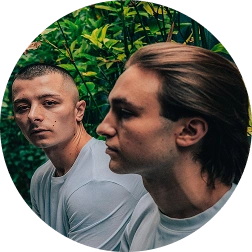 Portret Prospa w czerwonym świetle sceny.