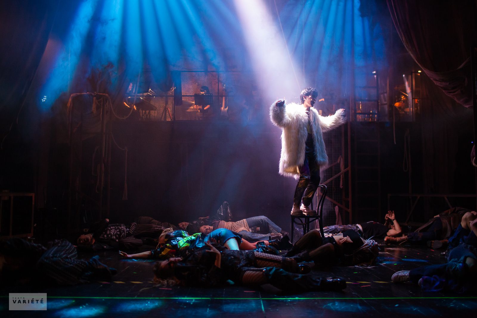 Musical RENT – solista w świetle reflektora na scenie