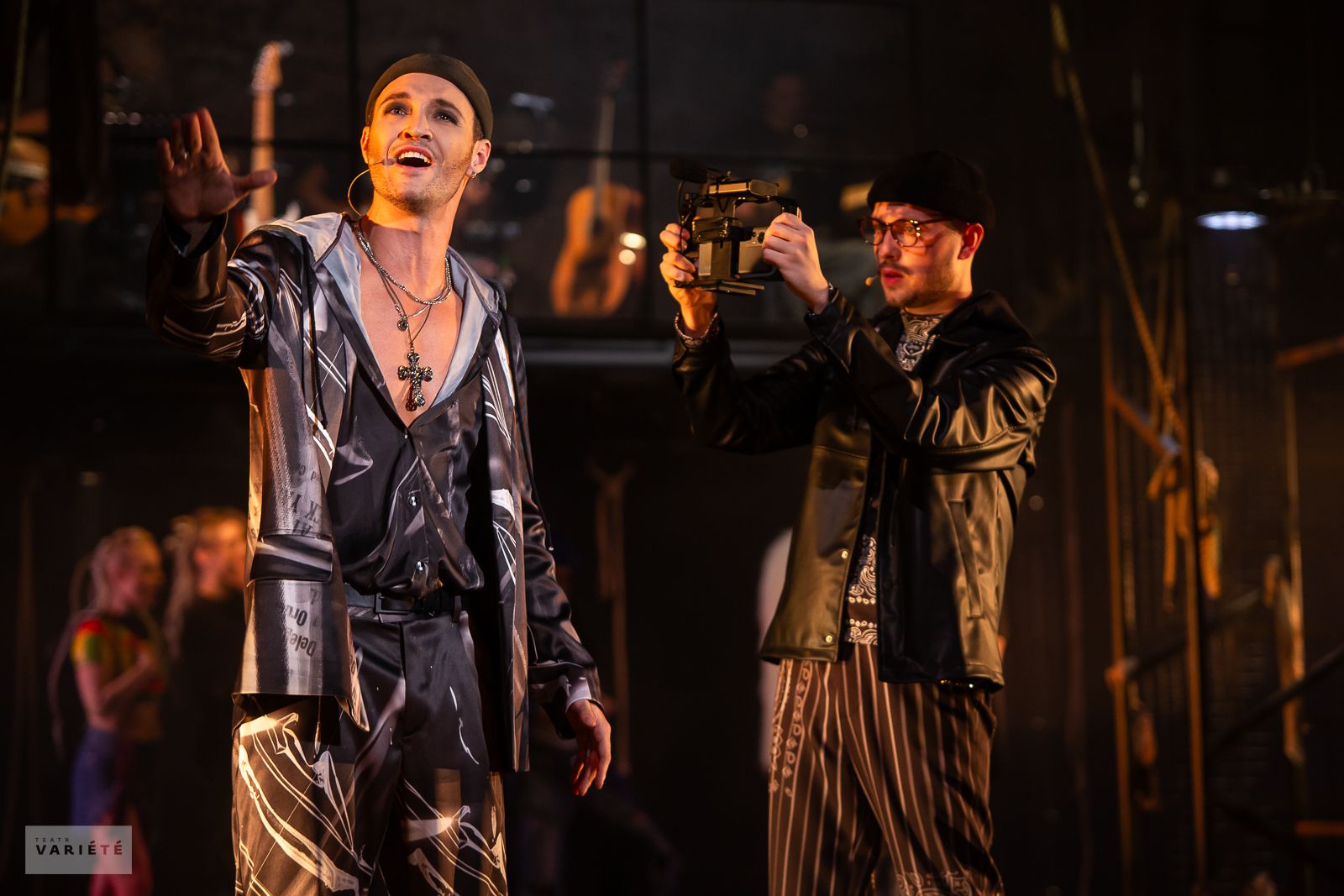 Musical RENT – Roger z gitarową stylizacją i Mark z kamerą