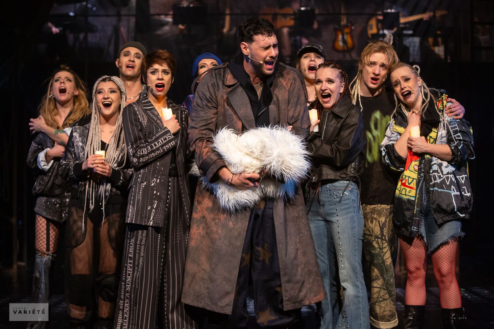 Musical RENT – cały zespół ze świecami i śpiewem