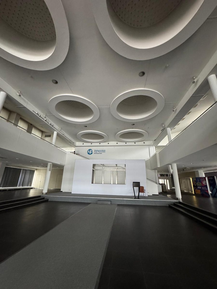 Willa MTP — sala główna za dnia